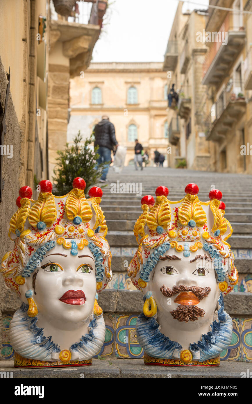 Caratteristica vaso in ceramica a Caltagirone, Sicilia, Italia Foto Stock