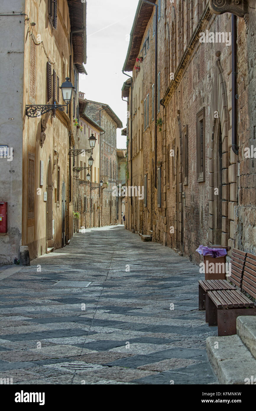 Bellissima medievale italiano street in toscana Foto Stock