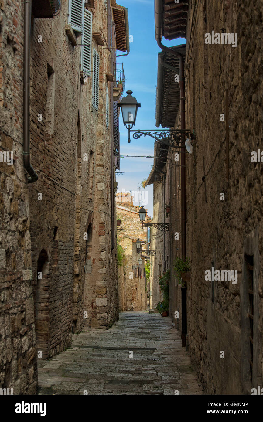 Bellissima medievale italiano street in toscana Foto Stock