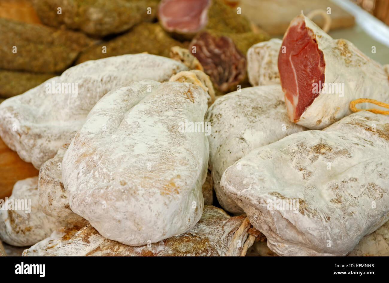 Il prosciutto di Parma per la vendita in un mercato di strada Foto Stock