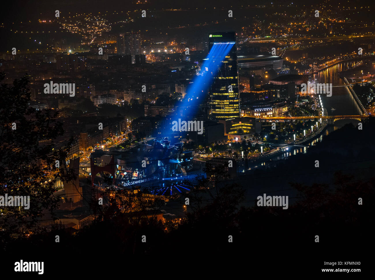 Bilbao desde artxanda. espectáculo de luces por el aniversario del Guggenheim Foto Stock