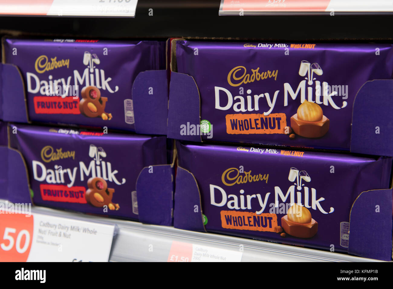 Cadbury's al latte di barrette di cioccolato in vendita su un supermercato shop ripiano. Foto Stock