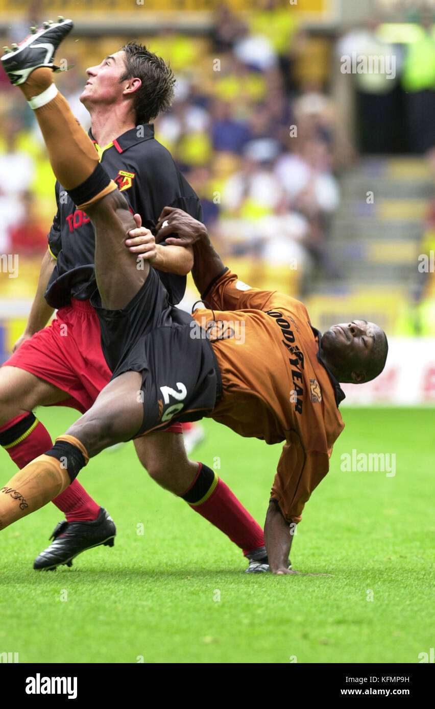 Il calciatore Tommy Smith e Shaun NEWTON Wolverhampton Wanderers v Watford 25 Agosto 2001 Foto Stock