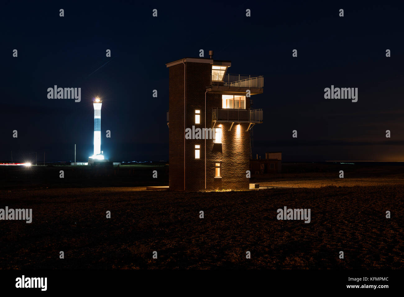 Torre di avvistamento convertita casa vacanze Dungeness beach Foto Stock