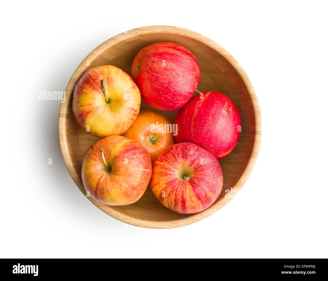 Mele fresche in ciotola di legno isolato su sfondo bianco. Foto Stock