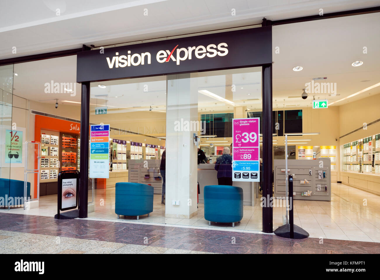 Vision Express opticians store, UK. Foto Stock