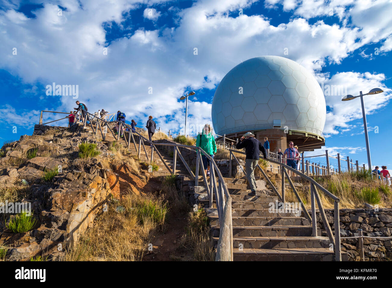 Air Defense Radar Station e le persone alla cima di Pico do Arieiro, Madeira, Portogallo Foto Stock