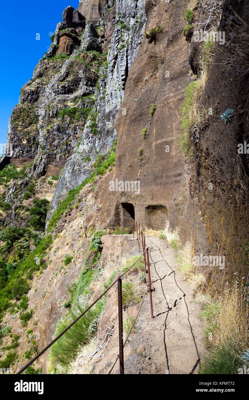 Tunnel di montagna lungo il sentiero escursionistico tra Pico do Arieiro e Pico Ruivo, Madeira, Portogallo Foto Stock