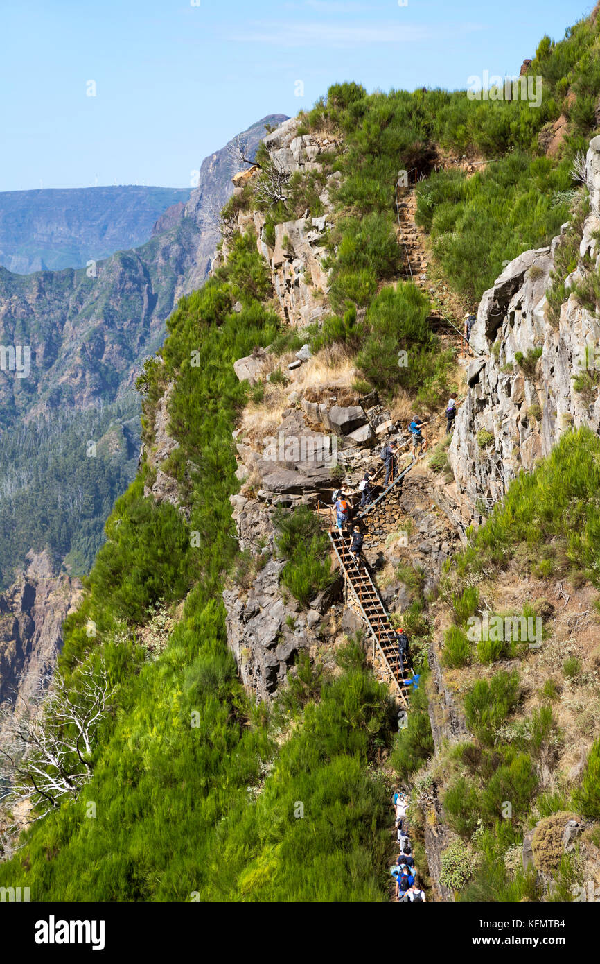 Escursionisti che salendo ripide scale in montagna sul sentiero tra Pico do Arieiro e Pico Ruivo, Madeira, Portogallo Foto Stock