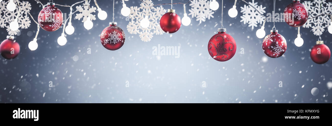 Le palle di Natale appeso nella neve Foto Stock