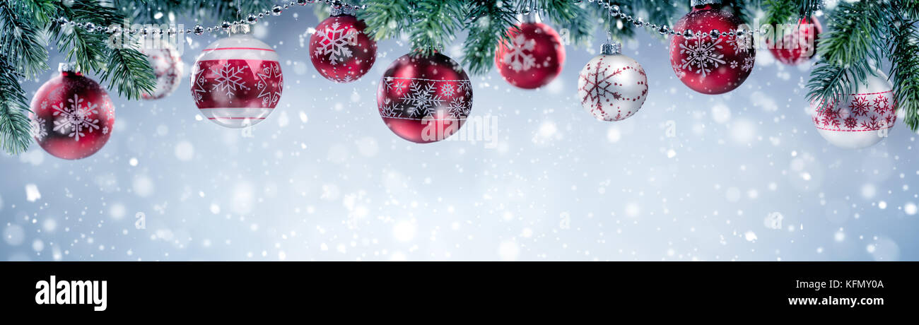 Le palle di Natale appeso sul ramo di abete Foto Stock