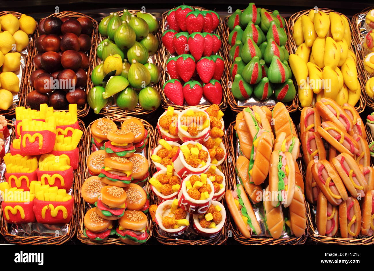 Il marzapane fake la frutta in stallo del mercato Foto Stock