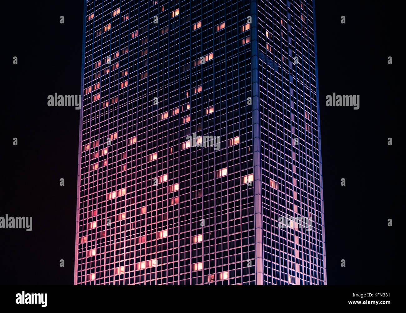 Alto edificio grattacielo di notte - edificio moderno esterno Foto Stock