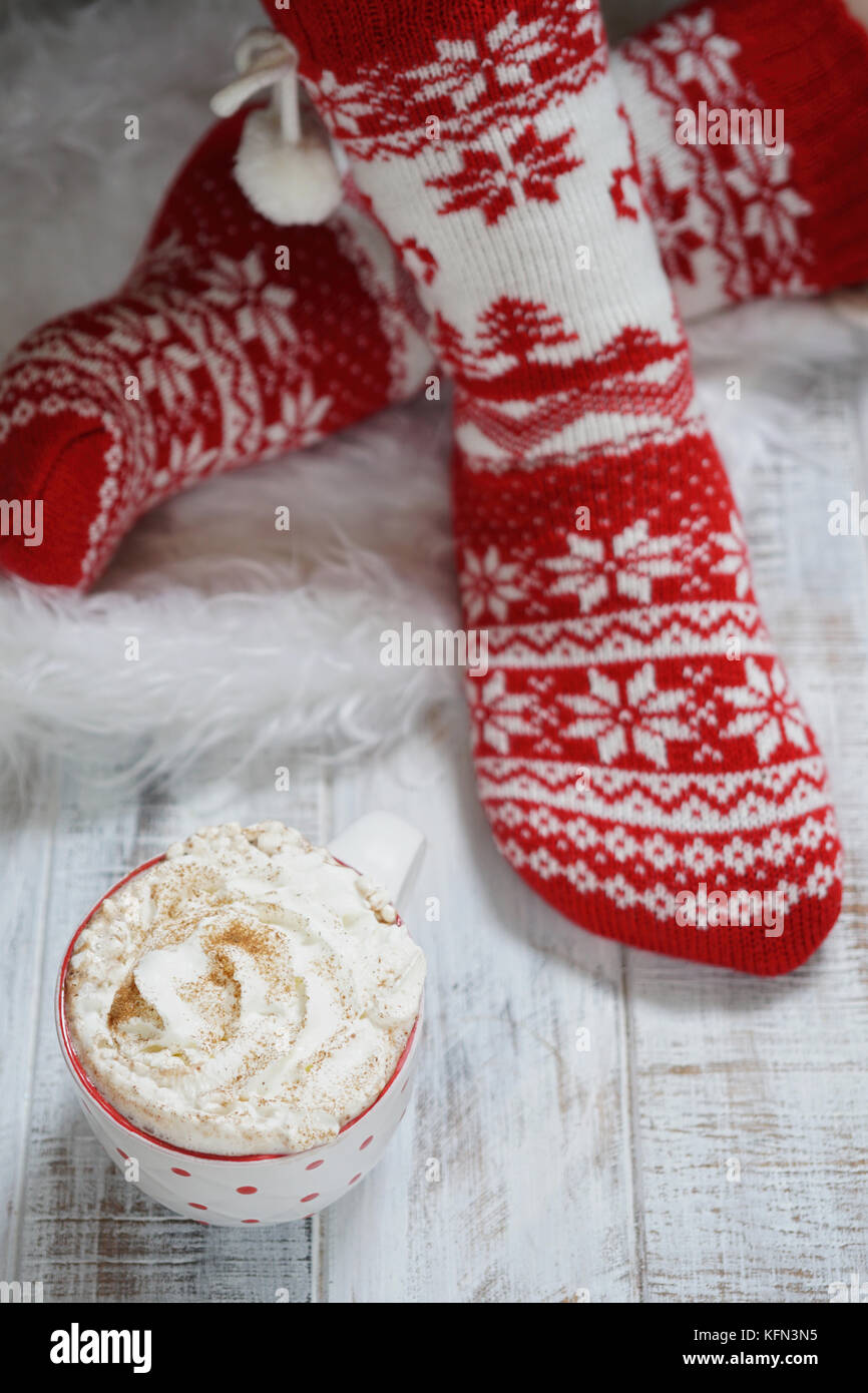 Donna in calze di Natale. vacanza invernale NATALE E ANNO NUOVO CONCETTO Foto Stock