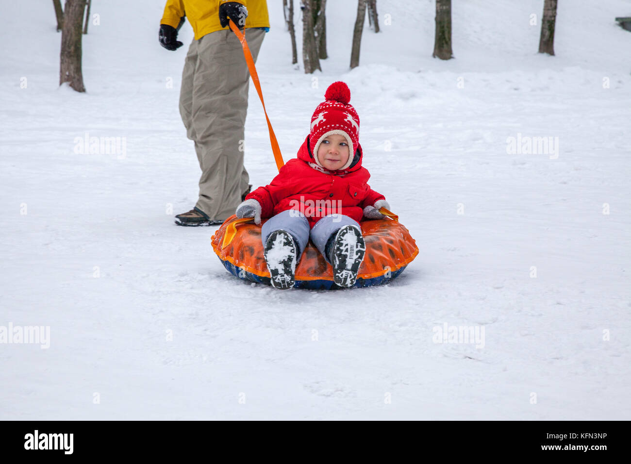 Inverno ritratto di kid boy in abiti colorati Foto Stock