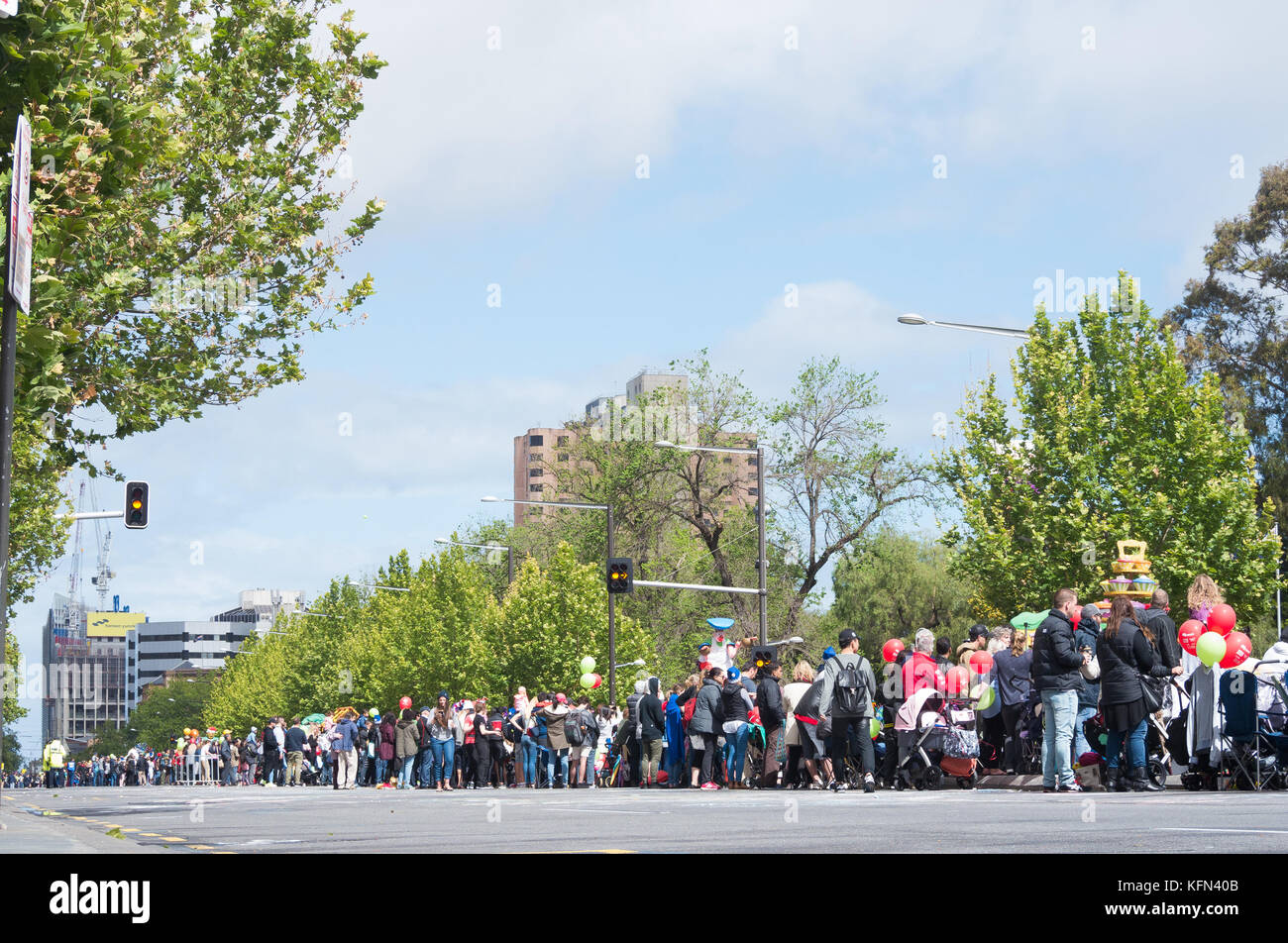 Una folla di persone si riuniscono sulla terrazza nord per guardare il Credit Union Pageant di Natale ad Adelaide nel Sud Australia. Foto Stock