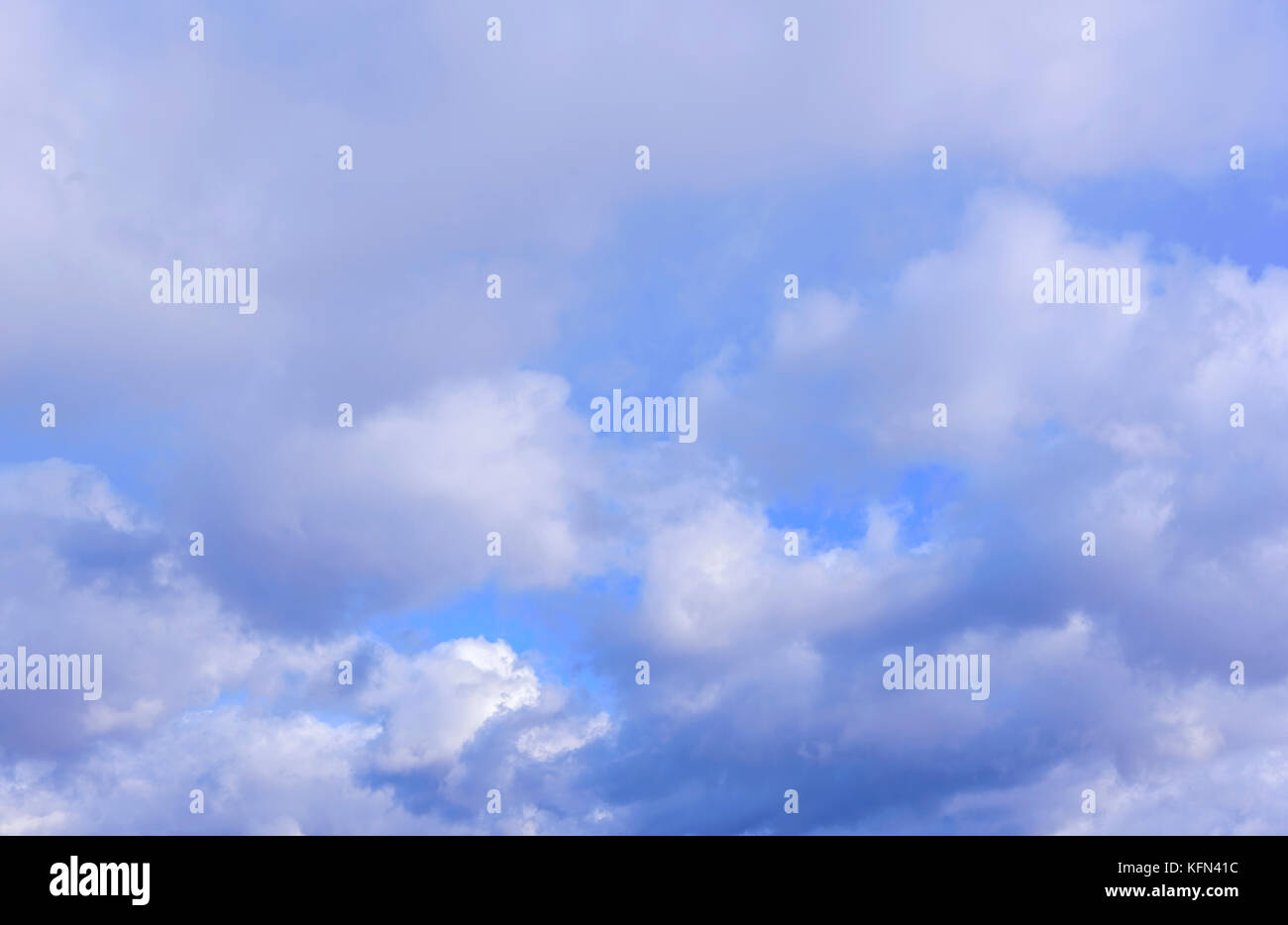 Il cielo è tra le nuvole dopo un temporale. Foto Stock