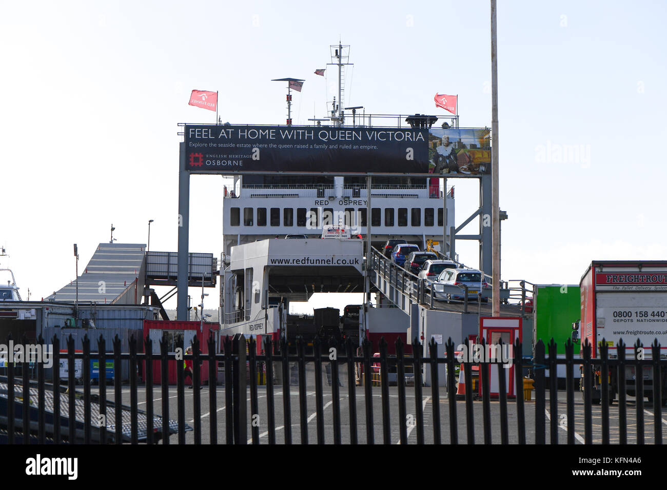 Imbuto Rosso traghetto per l'Isola di Wight a Cowes ancorata a Southampton Town quay terminale. Foto Stock