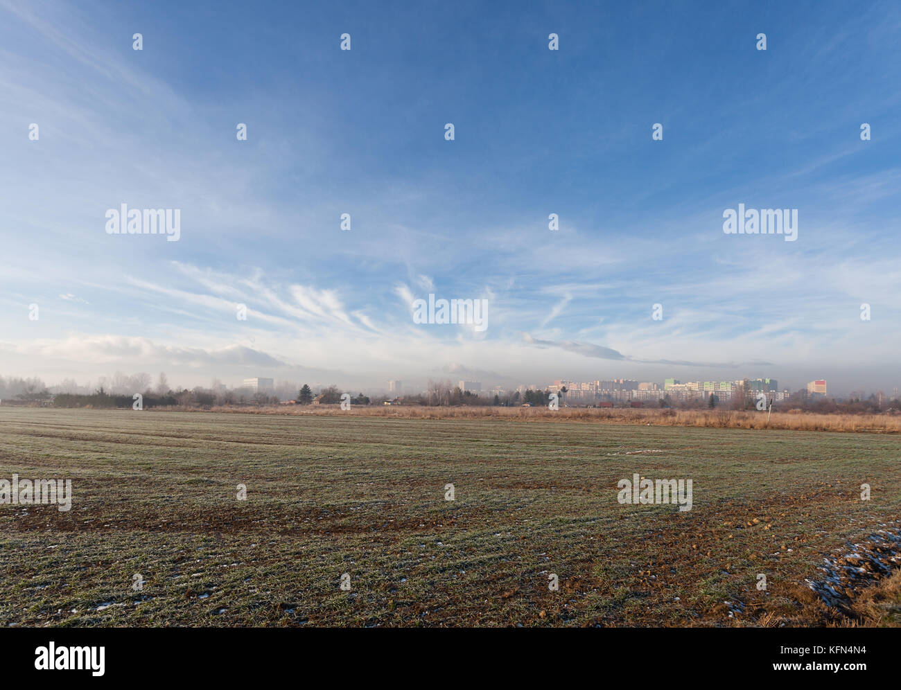 Inquinamento di smog sulle lontane city line Foto Stock