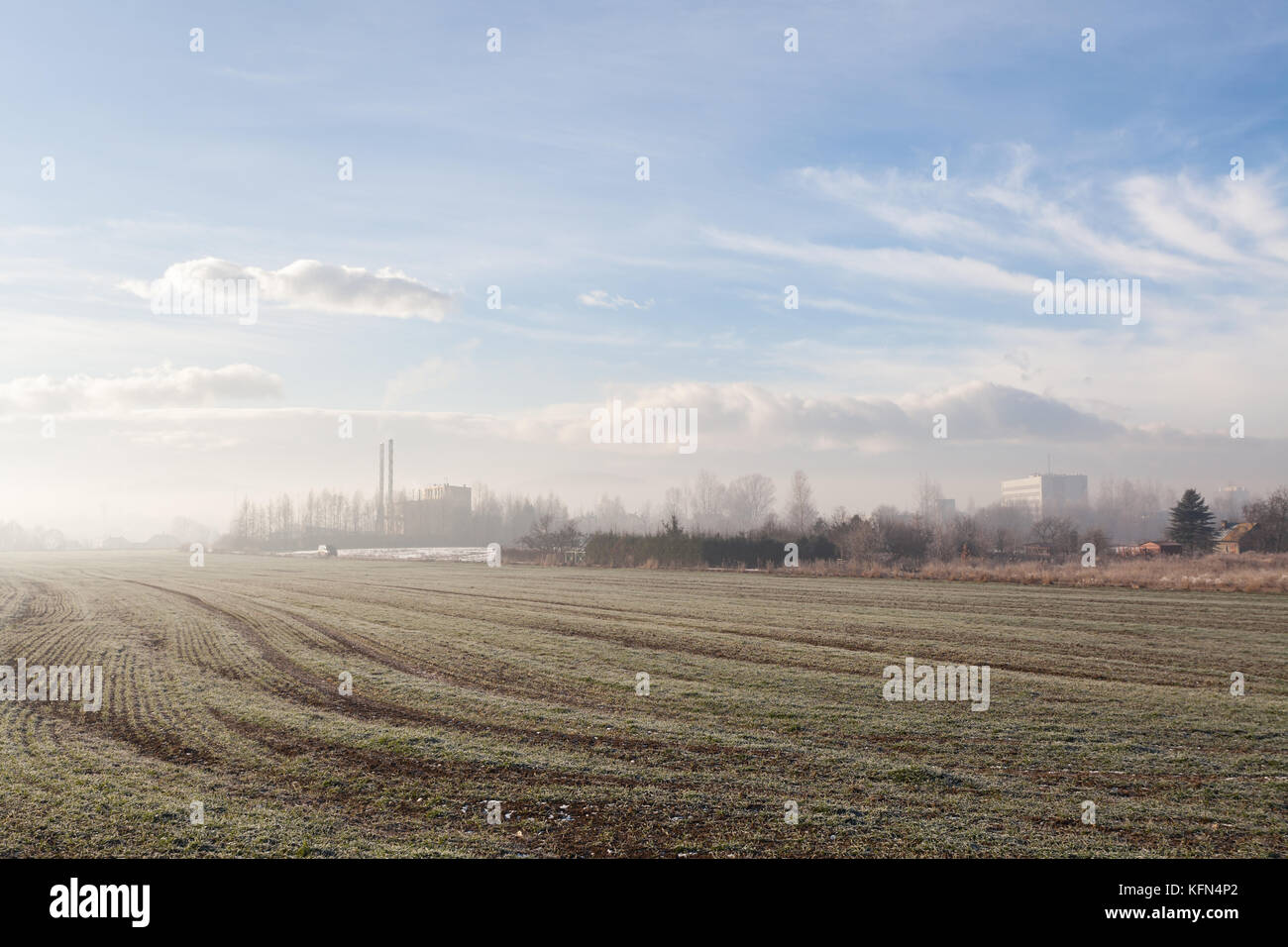 Inquinamento di smog sulle lontane city line Foto Stock