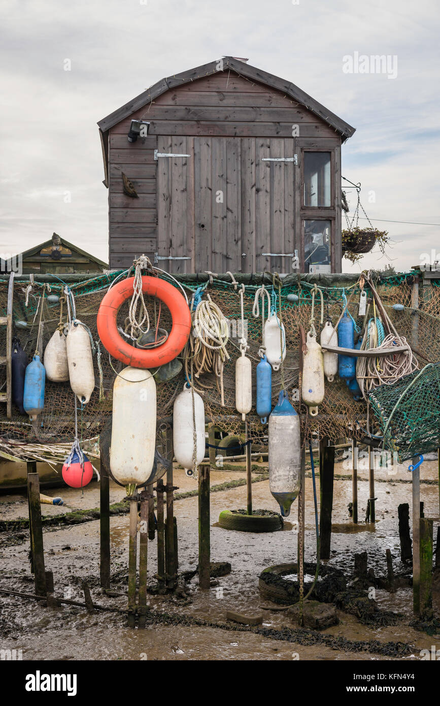 Costa di Suffolk, vista di una capanna da pesca su un vecchio molo situato nel fiume Deben a bassa marea, Felixstowe, Suffolk, Regno Unito. Foto Stock