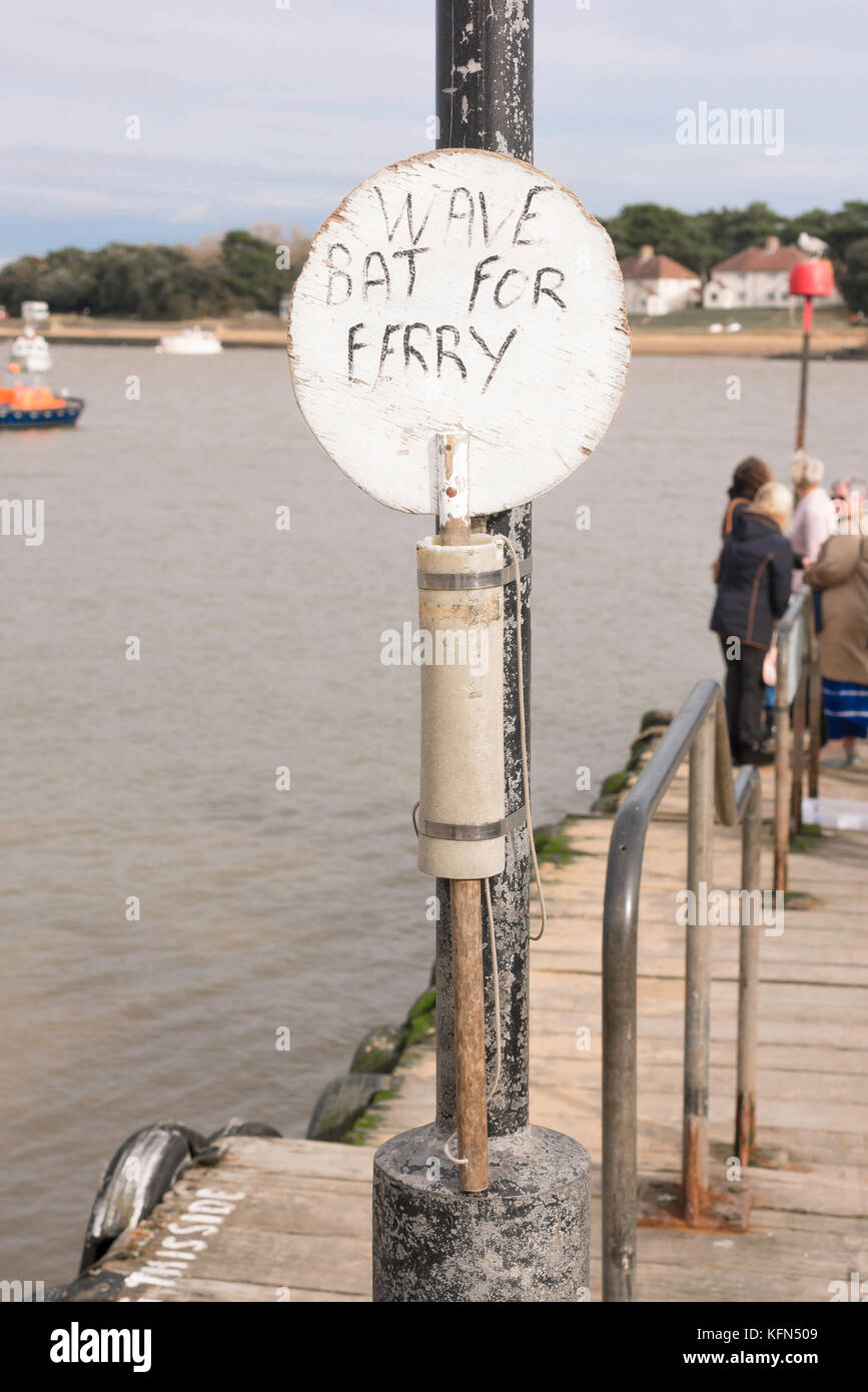 Felixstowe Ferry Suffolk, bat utilizzati da Felixstowe-lato passeggeri per evocare il traghetto quando ormeggiato sull'altro lato del fiume Deben, Suffolk, Regno Unito Foto Stock