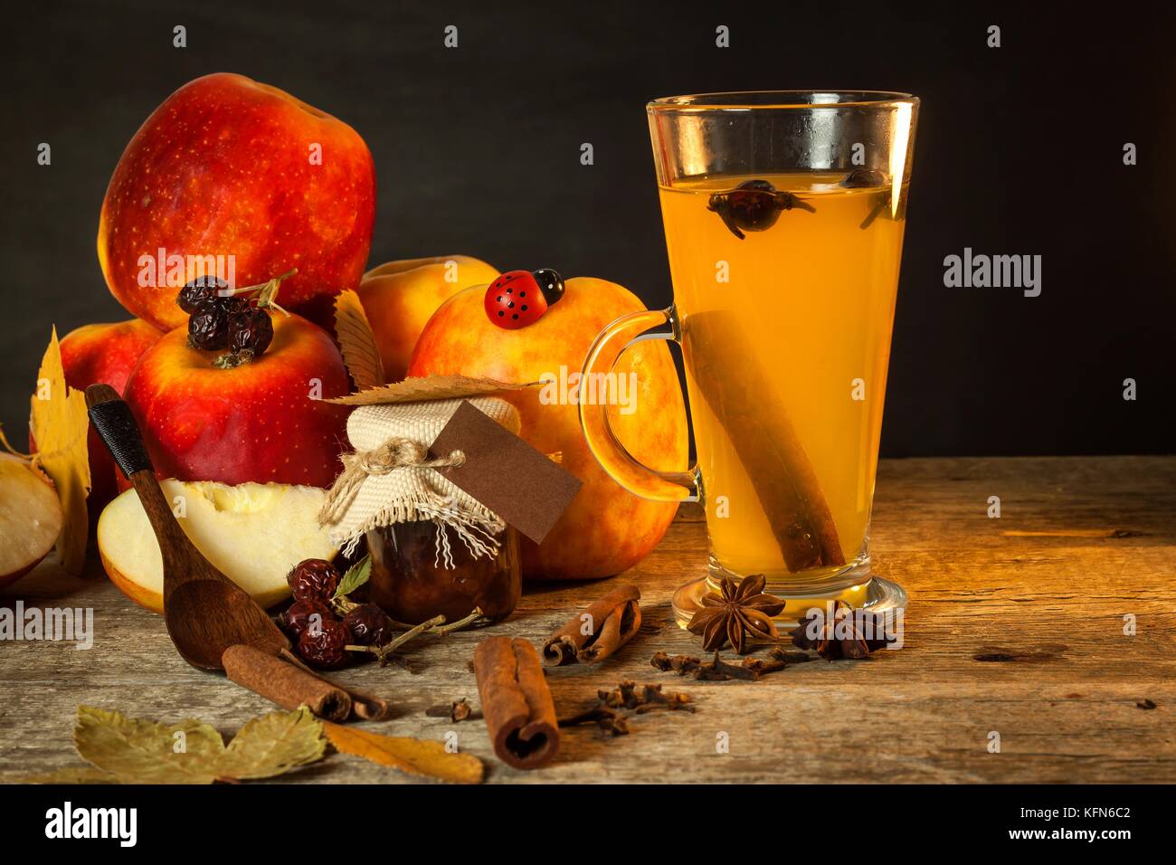 Hot apple drink. bevanda tradizionale per serate invernali Foto Stock