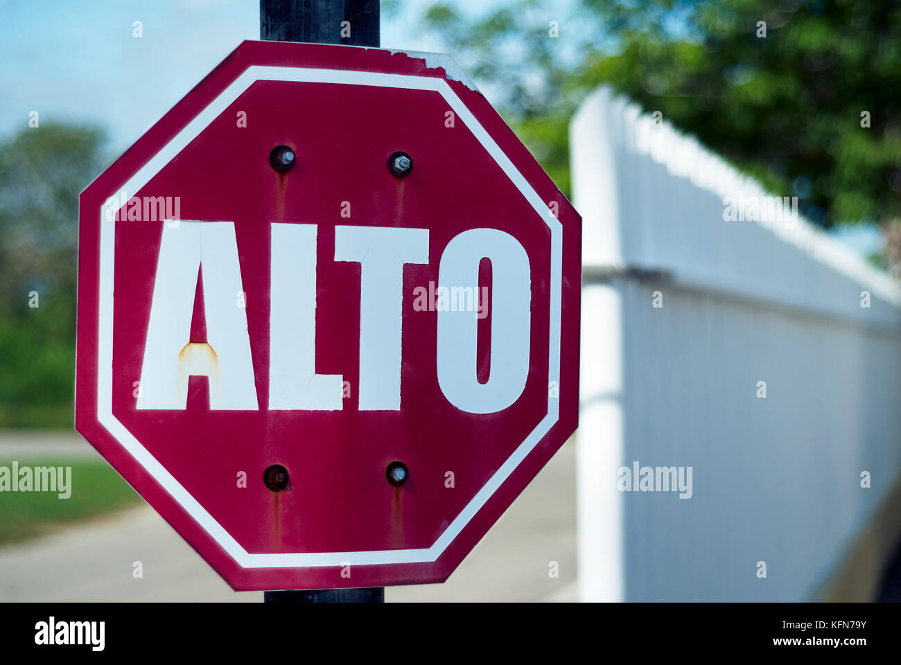 Segnale di stop all'uscita del parcheggio di un edificio. Alto firmi in spagnolo. Foto Stock