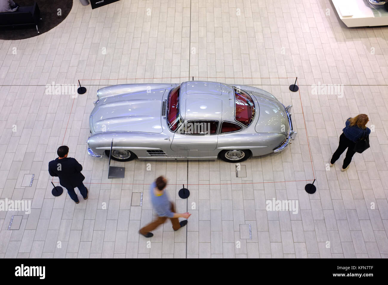 La gente a piedi intorno a un classico Mercedes a Mercedes-Benz World in Surrey Foto Stock