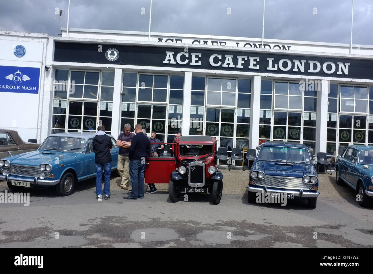 Classic Austin automobili parcheggiate fuori l'Ace Cafe a Londra Foto Stock
