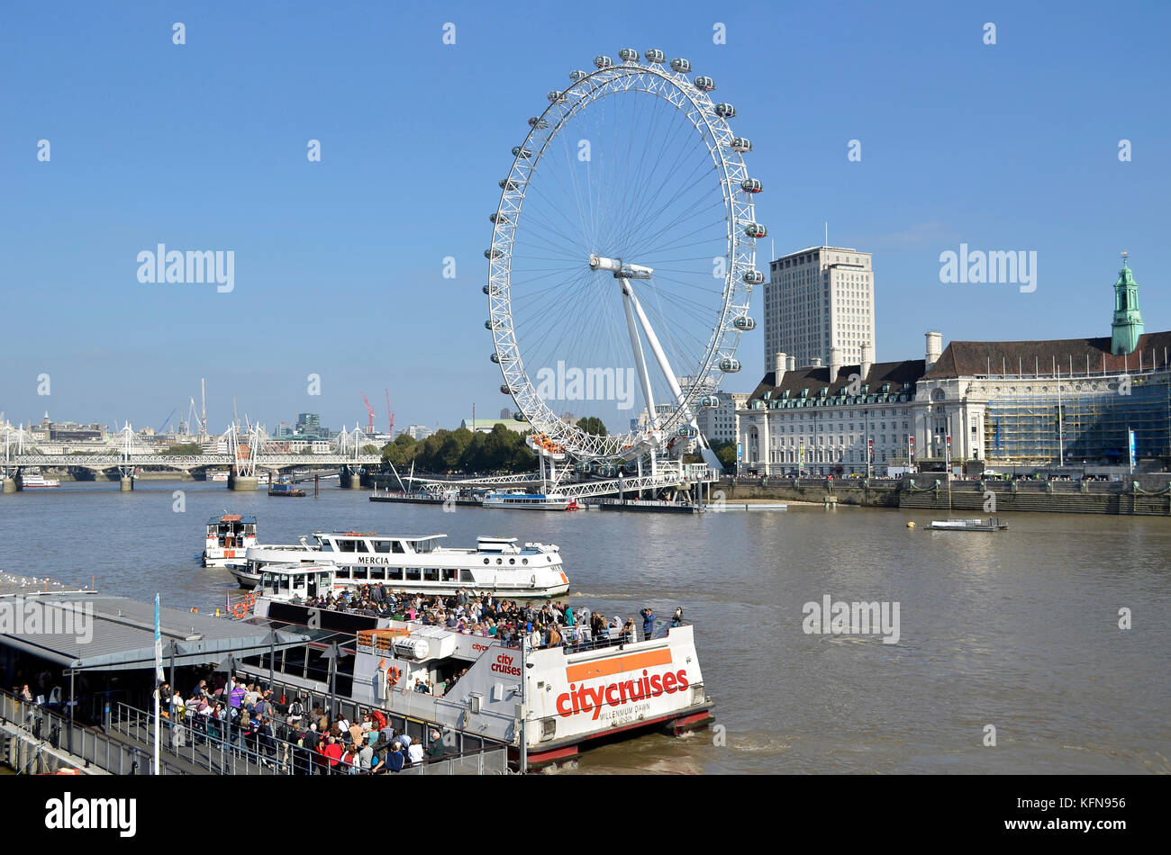 London Eye, il fiume Tamigi, Londra, Regno Unito. Molo di Westminster in primo piano. Foto Stock