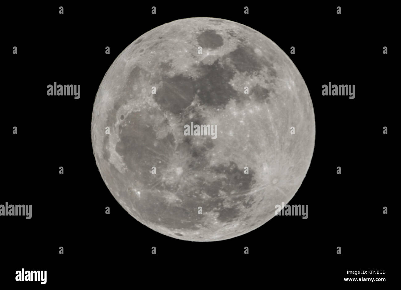 Luna di Natale per la prima volta dal 1977 la luna piena fase sarà questo il Natale, è conosciuta come la prima luna piena di inverno ha cominciato il 22 dicembre. Questo 25 dicembre, il giorno di Natale sarà la luna piena fase, un evento che non si è verificato a partire dal 1977 e che solo accadere ancora fino al 2034. In corrispondenza di questa luna piena di dicembre, che è l'ultimo anno, è noto come il freddo di luna piena, perché le notti di questo mese sono a loro e lungo periodo buio, detto l'amministrazione nazionale di Aeronautica e spazio, pot. La este de luna llena se verá esta navidad, se conoce como la primera Luna llena del invie Foto Stock