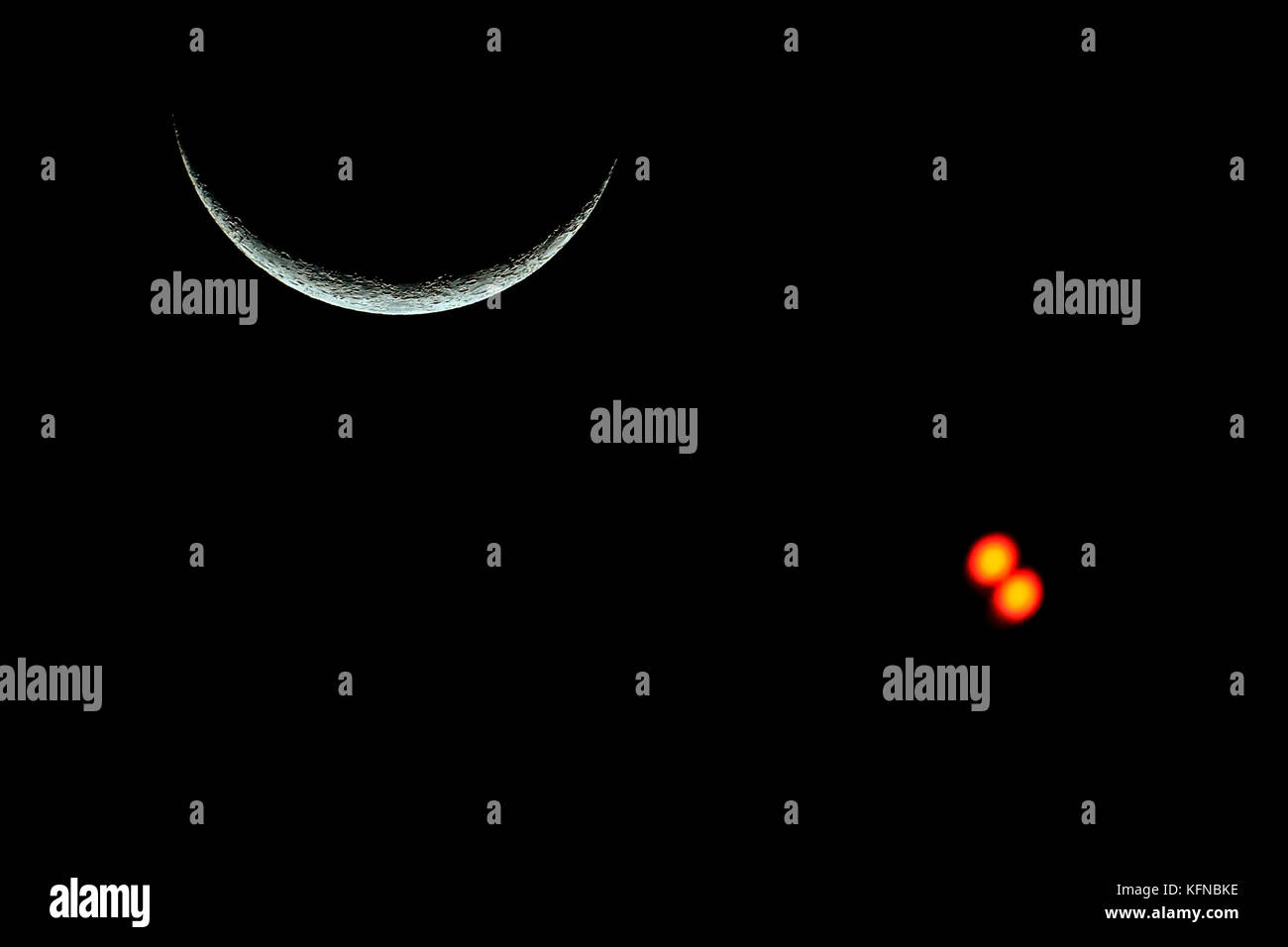 Sol, Avion, Areopuerto, Luna, Luces, Rueda, Feria, colores, Foto: LuisGutierrez/NortePhoto.com **** La Luna è il solo satellite naturale della terra. Con un diametro equatoriale km1 3474 è il sistema solare più grande del quinto satellite, mentre rispetto alla dimensione proporzionale del suo pianeta è il più grande satellite: un quarto del diametro della Terra e 1/81 la sua massa. Una de las primeras lunas llenas del año 2013 se pudo apreciar hoy antes del anocecer sobre el cielo al oriente de la ciudad de Hermosillo, Sonora. La Luna es el único satélite natural de la Tierra. Con onu diámetro ecuatorial Foto Stock