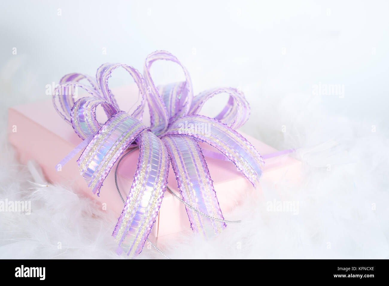 Confezione regalo su bianco piuma, aprire uno spazio per scrivere, punto af e sfumare la selezione. Foto Stock