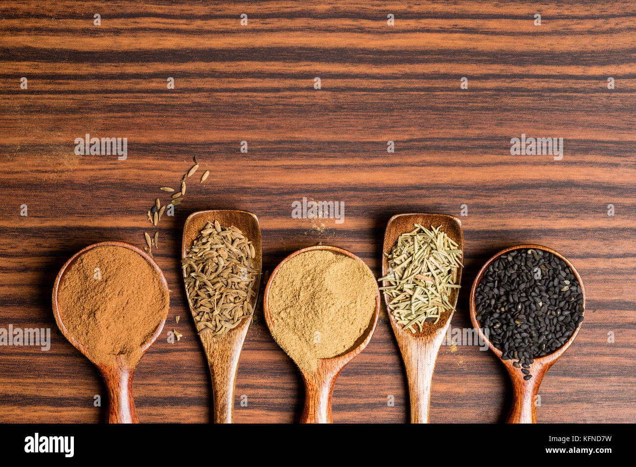 Spezie asiatiche su rustiche cucchiaio di legno e lo sfondo Foto Stock