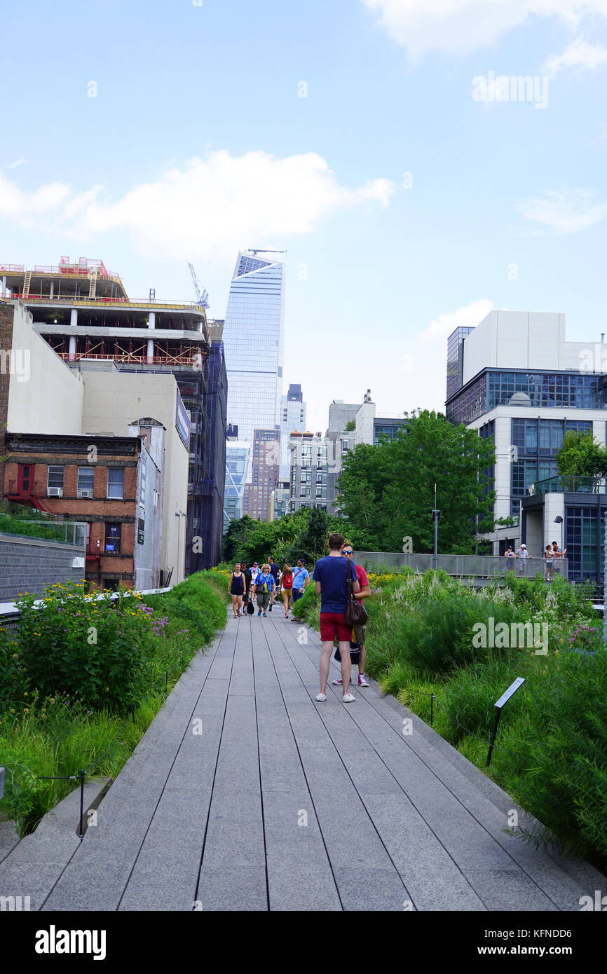 I visitatori di camminare sulla new york city highline (un elevato giardino), new york, ny, Stati Uniti d'America Foto Stock