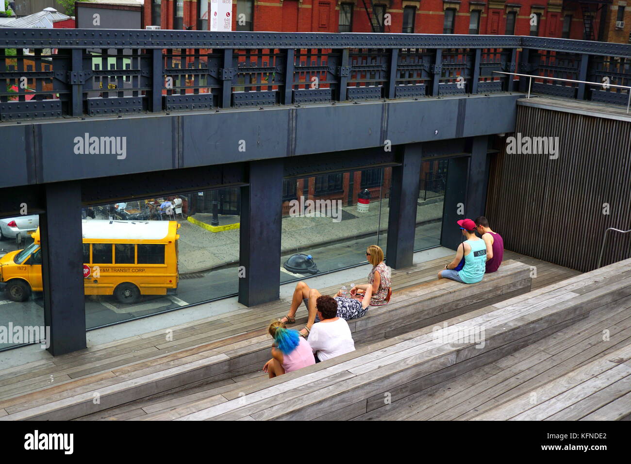 Visitatori presso l'Highline elevati passi di seduta, New York, NY, STATI UNITI D'AMERICA Foto Stock