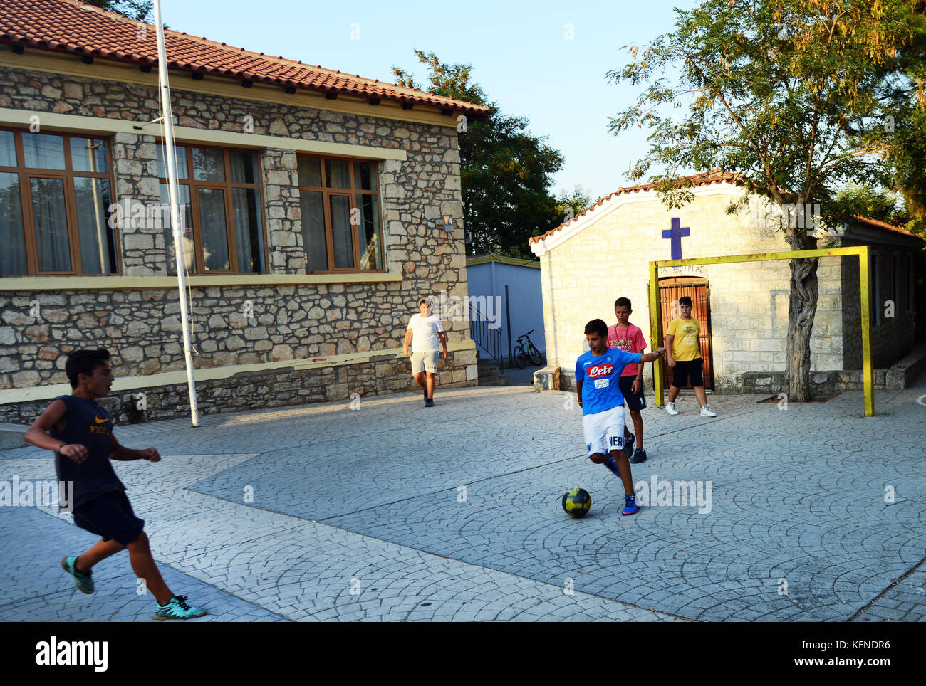 Il greco i bambini a giocare a calcio calcio ( ) nel villaggio di Afytos, Calcidica, Grecia. Foto Stock