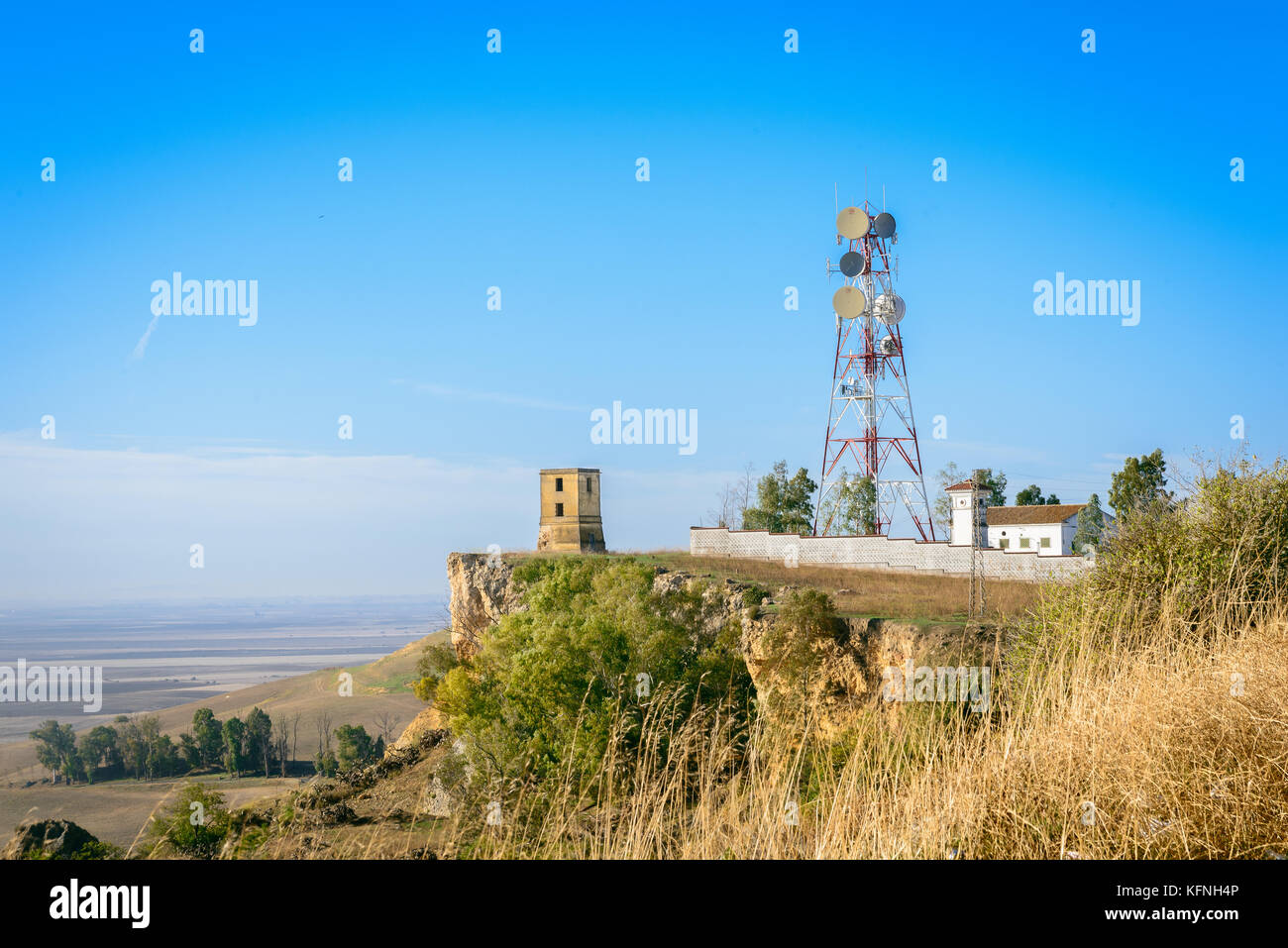 Torri di telecomunicazioni contro il cielo blu e distante paesaggio con copia spazio per il testo Foto Stock