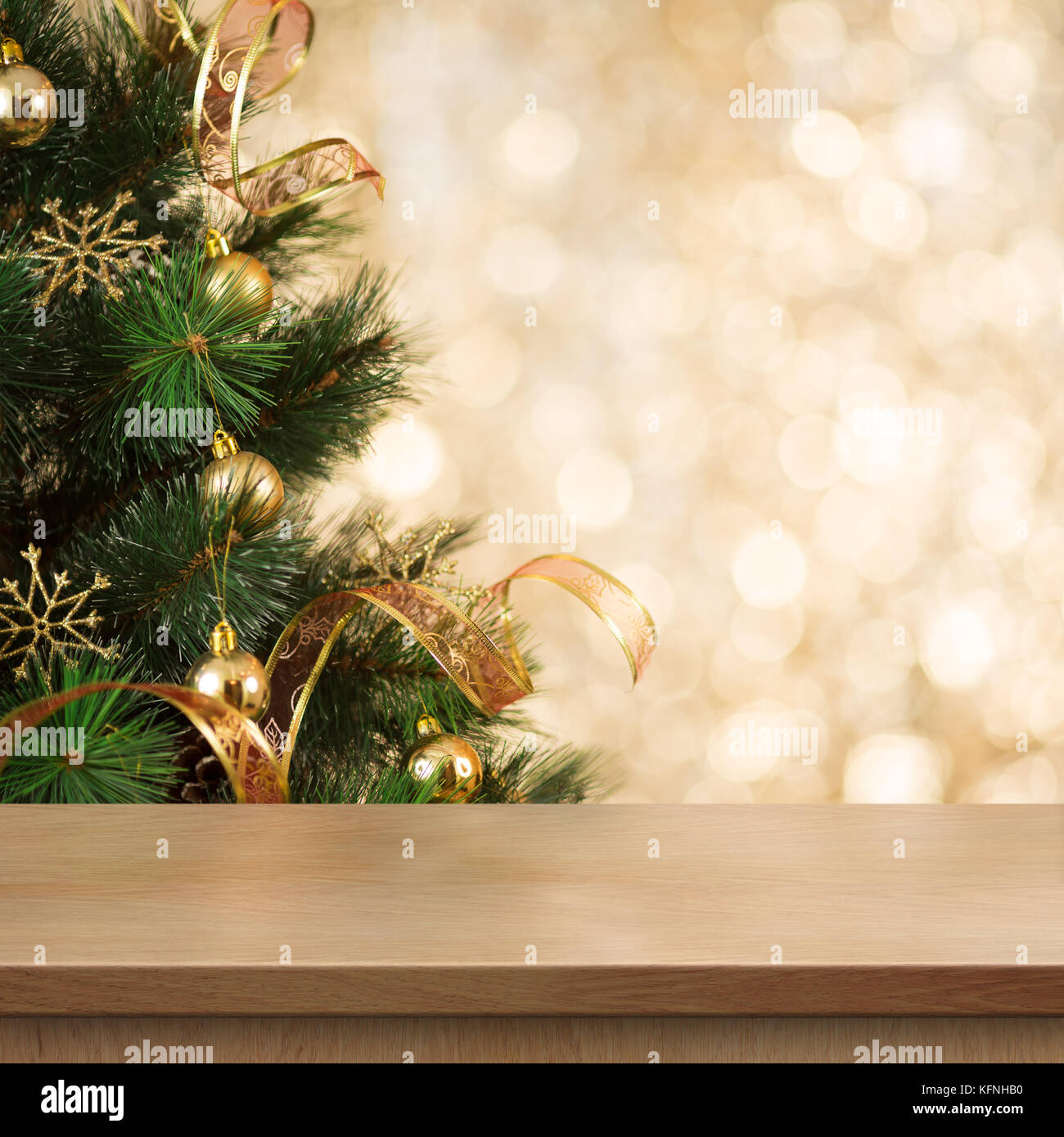 Albero di natale ramo dietro vuoto tavola di legno o un ripiano Foto Stock