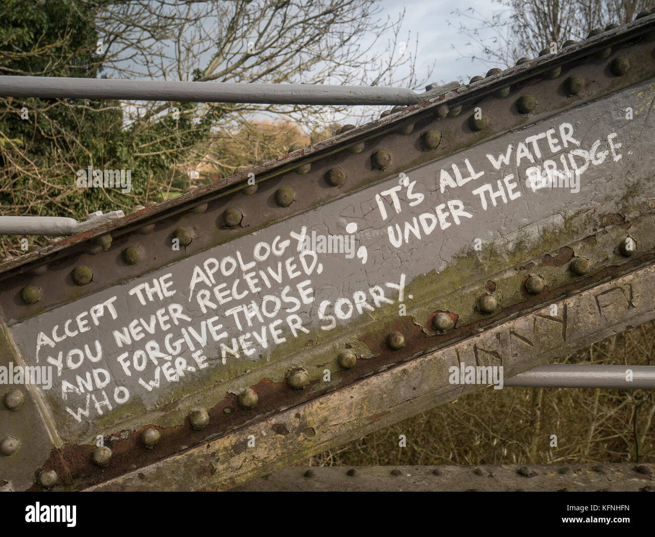 Accettare le scuse che non avete mai ricevuto e perdonare coloro che non sono mai state spiacenti; tutto è acqua sotto il ponte. Foto Stock