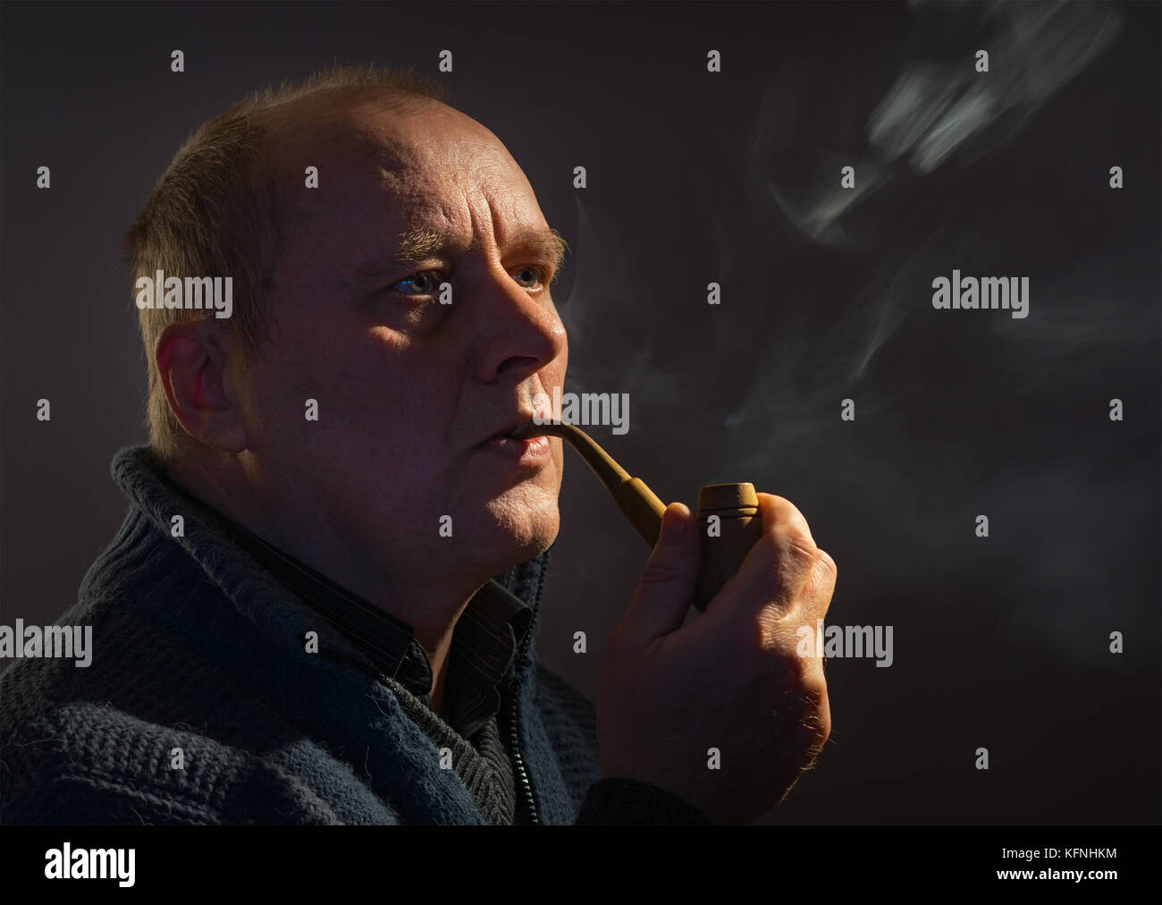 Bel ritratto di un uomo caucasico con tubo di tabacco (chiave di basso) Foto Stock
