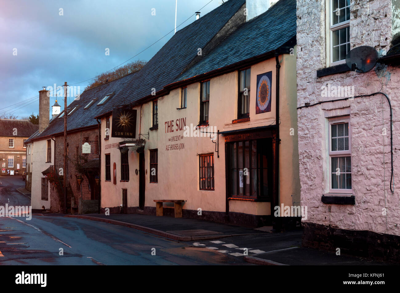 Sun Inn and High Street, Clun, Shropshire, Inghilterra, Regno Unito Foto Stock
