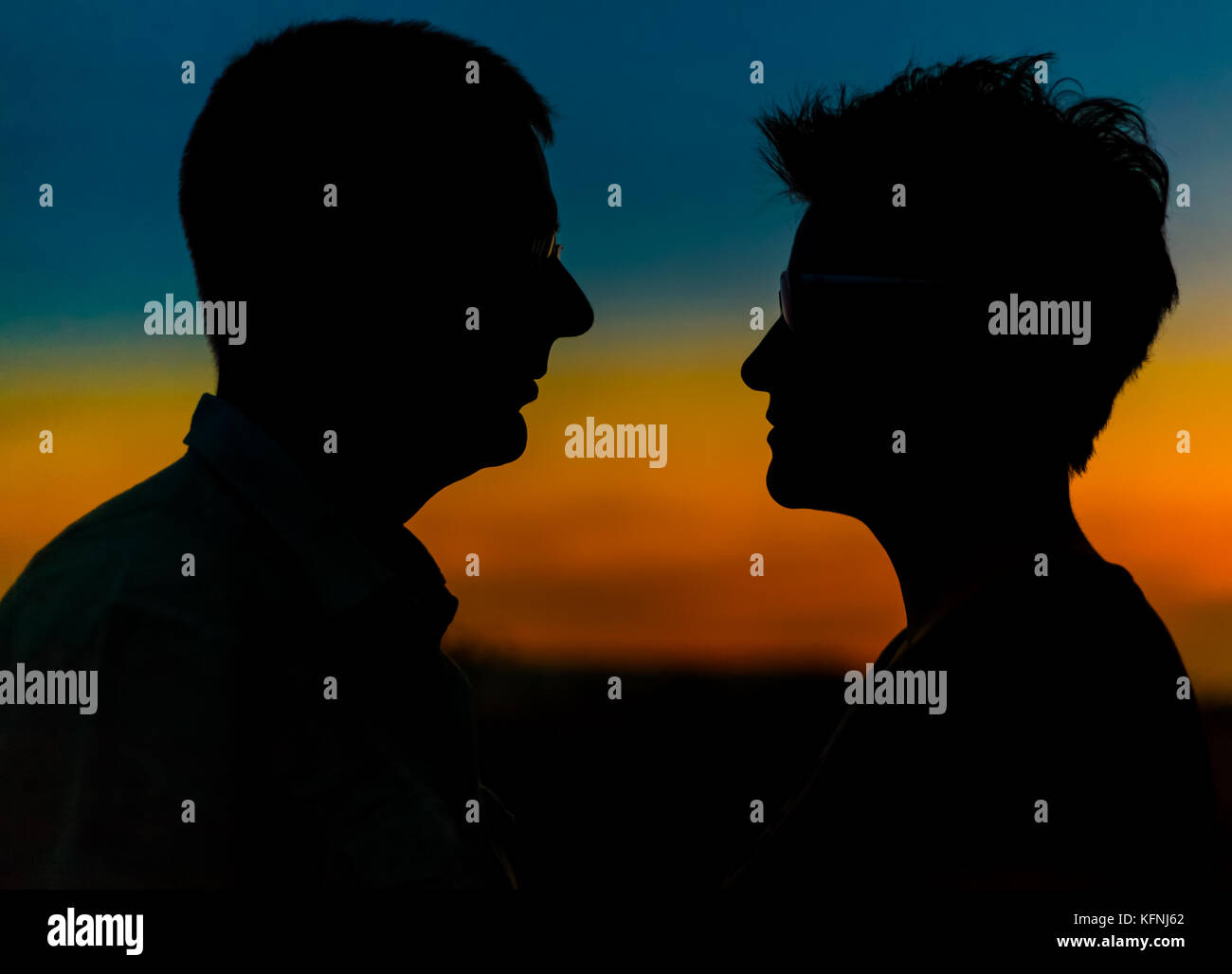 Silhouette Paar gegen Sonnenuntergang Foto Stock