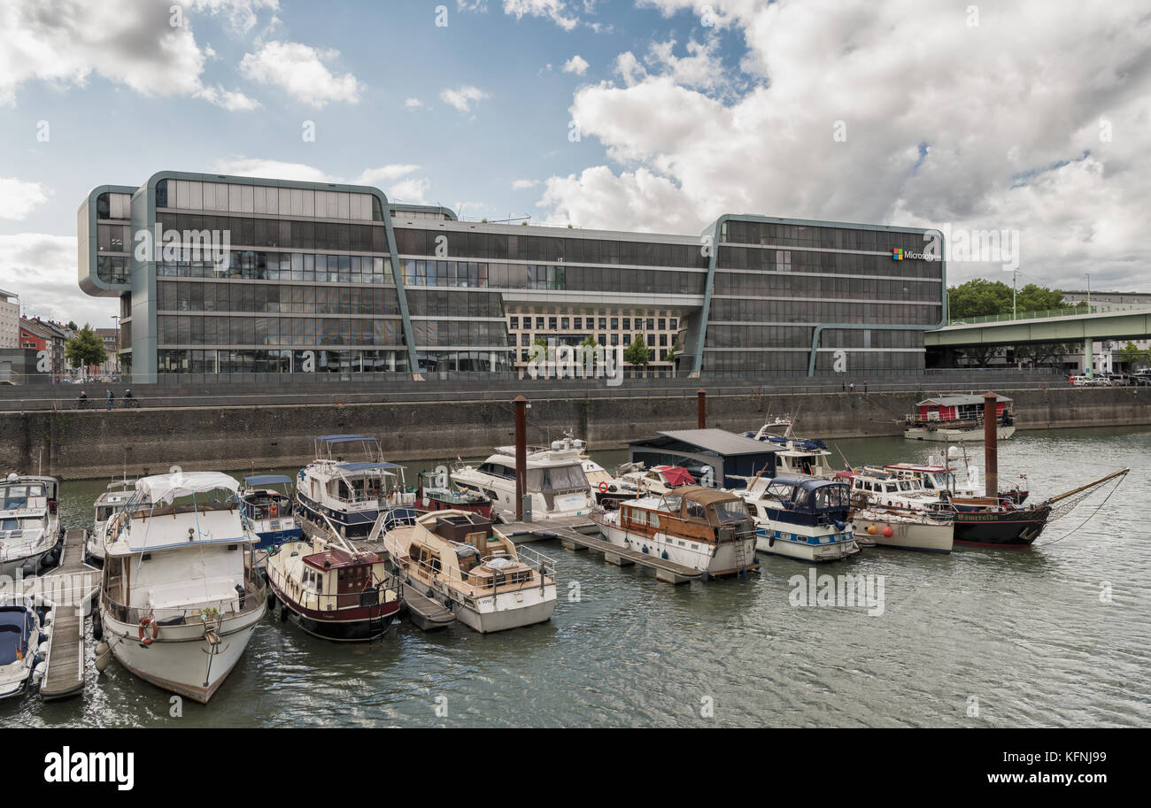 Colonia, Germania - 10 settembre 2017: yacht e barche di compilare la parte vecchia di Rheinau-Harbor con Microsoft Office building Foto Stock