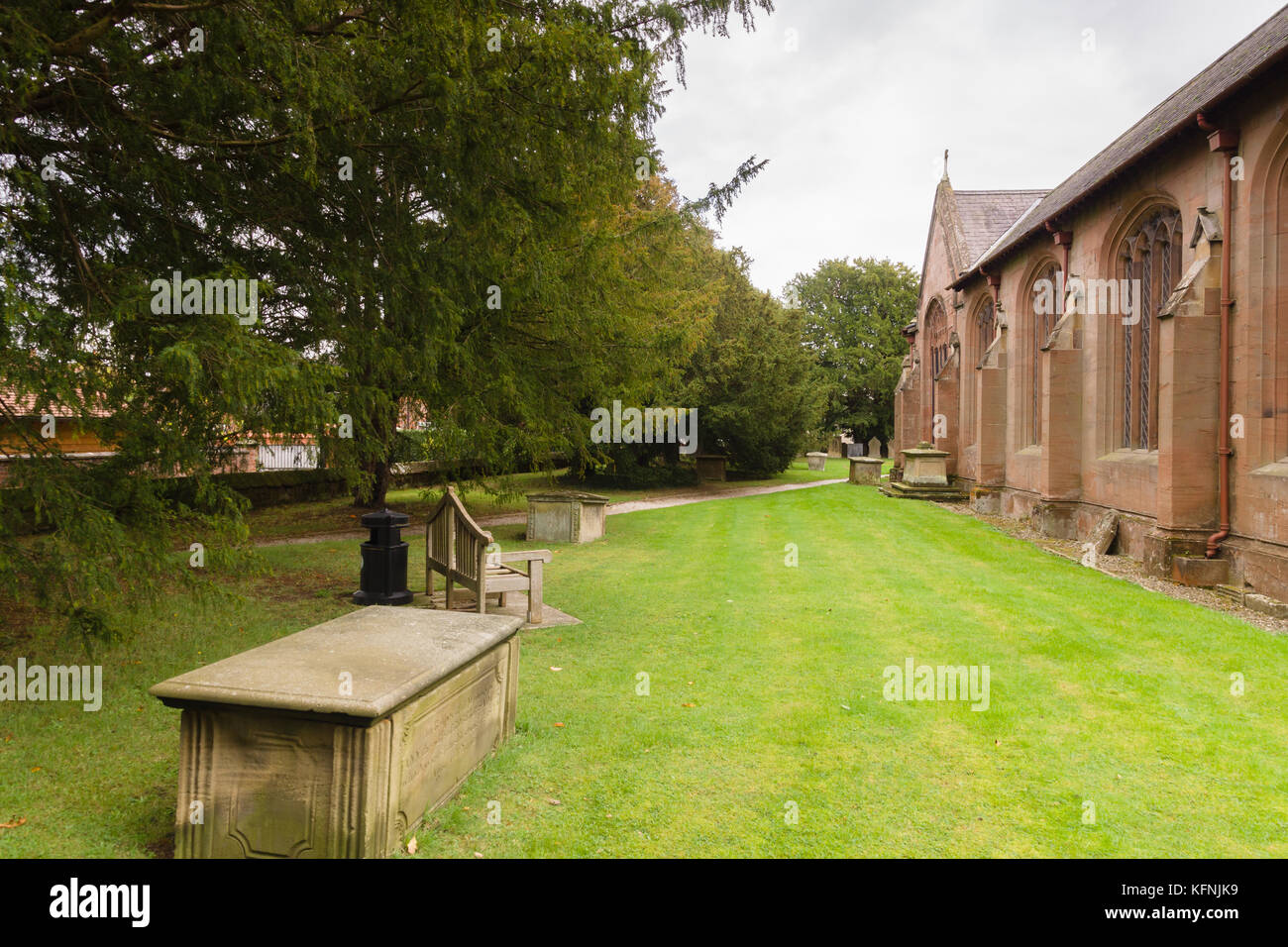 Santa Maria la Vergine Chiesa Overton su Dee Galles del Nord home del Overton yew alberi una delle sette meraviglie del Galles Foto Stock