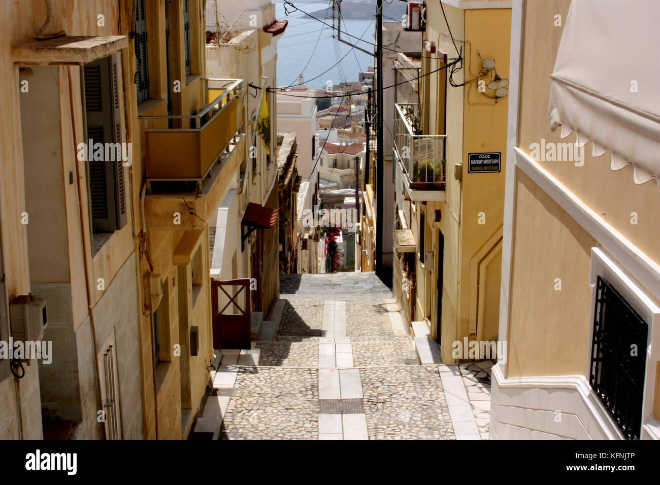 Vista giù per una strada di ano syros verso il porto in città SIROS, CICLADI Foto Stock