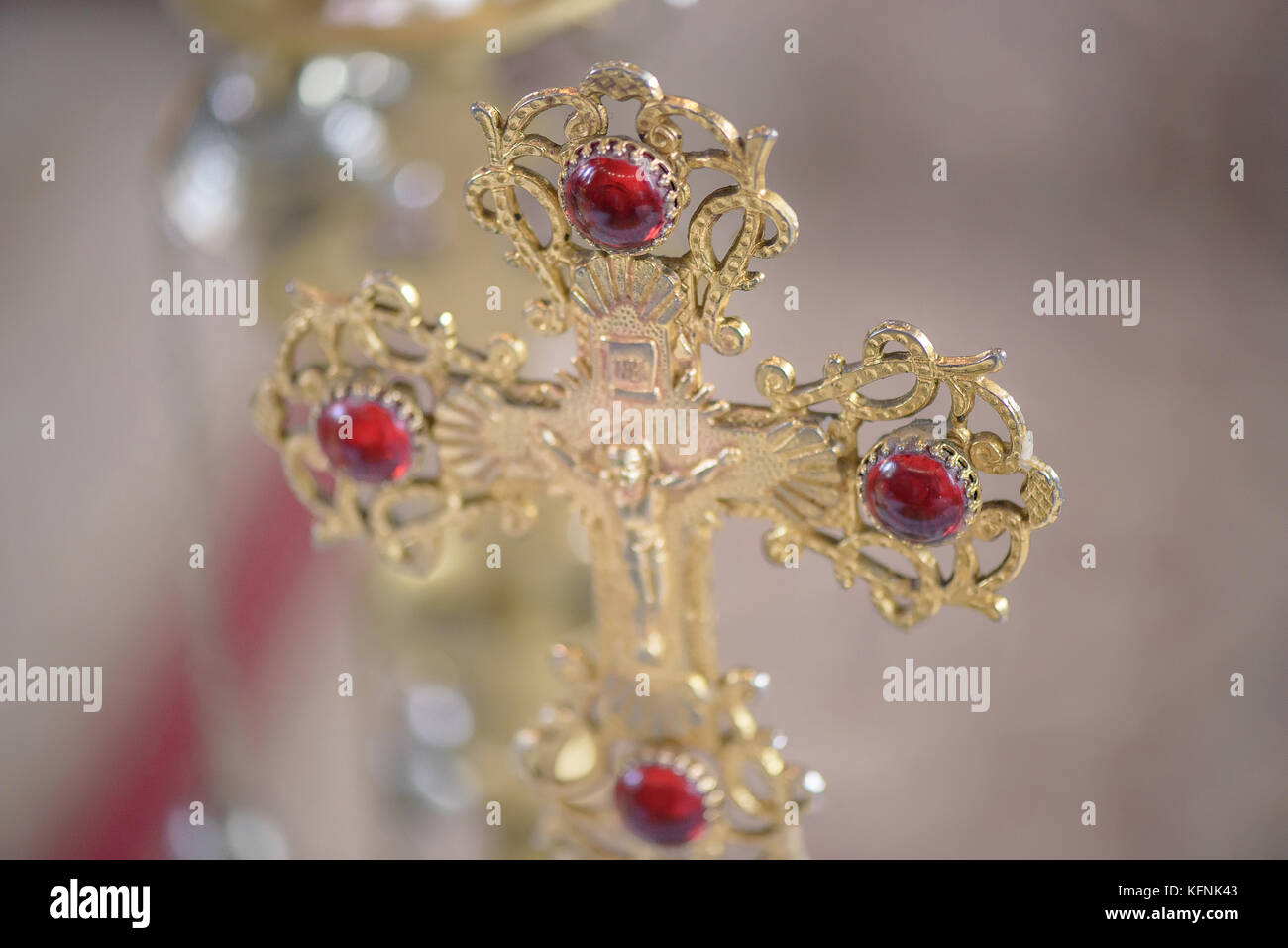 Ornato oro croce ortodossa, un simbolo dominante per la fede cristiana in una Chiesa Romena, Brasov, Romania Foto Stock