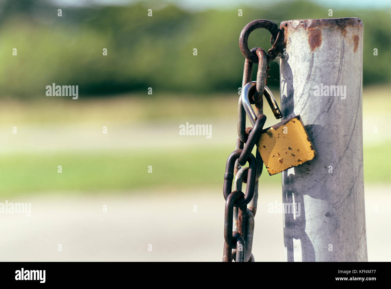 Catena in acciaio su un palo con blocco aperto Foto Stock