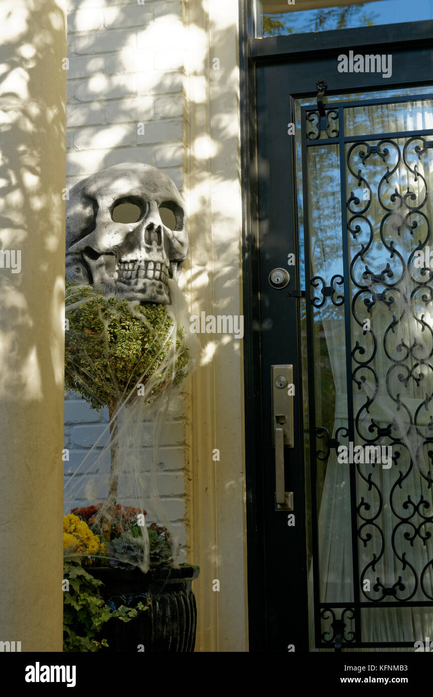 Spooky Halloween skull decorazione sulla parte anteriore portico di una casa Foto Stock